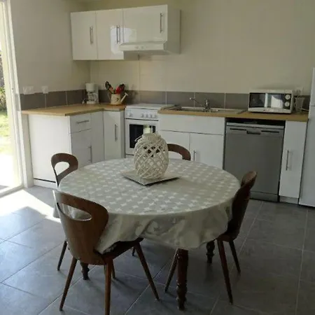 Avec Terrasse - 2 Pour 4 Personnes - Api-1-52-740 *